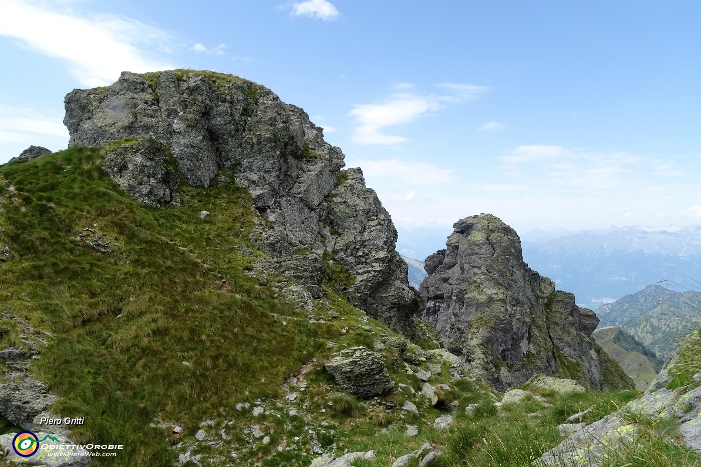 69 Da sx cima Ponteranica centr. (2372 m) e Ponteranica occ. (2370 m).JPG